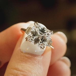 Anillo de 5 Piedras con Diamante de Corte Asscher de 2.02CT Cultivado en Laboratorio, con Oro Sólido de 14K, Regalo Romántico Sorpresa para Parejas - Product Image 3