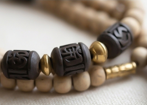 Collar Radha Tulsi Mala, Hecho a Mano con Cuentas de Madera Natural Beige, Joyería Espiritual Hindú para Oración, Meditación y Yoga, Regalo Sigma - Product Image 5