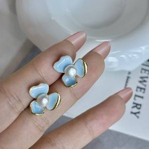 Boucles d'oreilles exquises en perles d'eau douce haut de gamme, argent sterling bleu, motifs floraux élégants, explosion florale bleue naturelle et élégante - Product Image 3