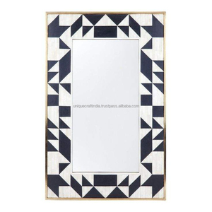 Cadre photo en bois artisanal éco-responsable à motif tribal noir et blanc Unique Craft India pour la décoration murale et de table contemporaine - Product Image 1