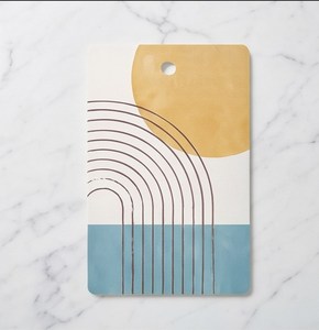 Planche à découper rectangulaire avec motif géométrique abstrait en forme d'arche jaune et bleu, avec trou de suspension - Product Image 1