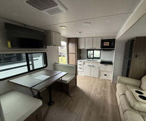 RV W-I-N-N-E-B-A-G-O A-C-C-E-S-S 25RK de Lujo Usado, Modelos 2023, 2024, 2025, 2026, Disponible para la Venta - Product Image 5