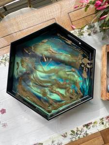 Bandeja de Servir de Madera Hecha a Mano con Resina Epoxi y Patrón de Humo Dorado - Product Image 3