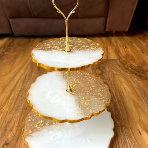 Soportes para pasteles de resina llamativos de tres niveles, decorativos y portátiles para decoración de cumpleaños, bodas y eventos. - Product Image 4