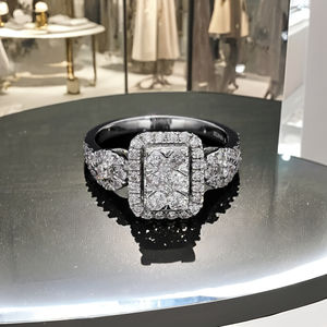 แหวนเพชรธรรมชาติสีขาว14K ที่สง่างามพร้อมด้วยกระจุกรัศมีทรงสี่เหลี่ยมผืนผ้าและด้านข้างเน้นทรงง่ามและปู - Product Image 1