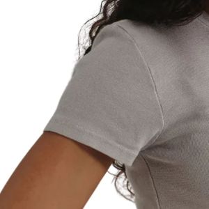Camiseta Corta para Mujer en Color Gris Nube, Algodón Suave, Corte Ajustado, Manga Corta, Estilo Casual, Básica - Product Image 6