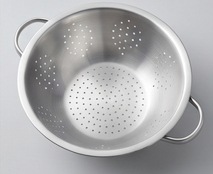 Passoire en acier inoxydable de qualité supérieure avec poignées, égouttoir métallique durable pour légumes et fruits, utilisation sous l'évier de cuisine - Product Image 4