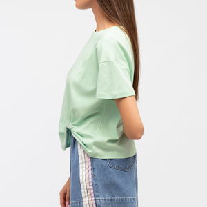 T-shirt d'été pour femme en coton tricoté à manches courtes, coupe ajustée, extensible, avec découpe, vert clair – Nouvelle collection en promotion - Product Image 3