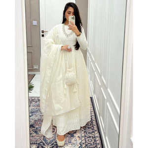 Ensemble de costume en mousseline de coton blanc 100% écologique orné de broderies Chikankari avec sac Potli, taille XS, tenue ethnique pour les fêtes - Product Image 5