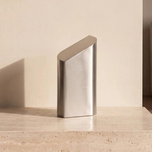Urne funéraire en métal brossé, forme goutte d'eau conique avec base plate pour cendres, pour cérémonie commémorative et souvenir - Product Image 6