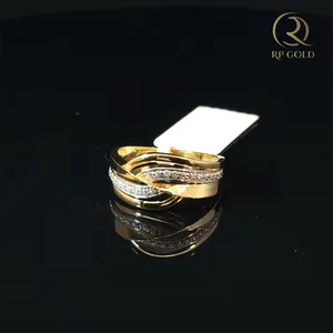 Anillo de oro moderno con diseño entrelazado y piedras brillantes, elegante y con estilo para el uso diario de las mujeres y eventos especiales. - Product Image 1