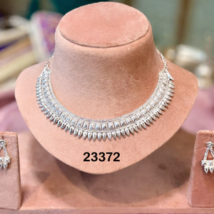 Juego de Joyería de Moda de Aleación de Zinc con Baño de Oro de 24K, Estilo Vintage Indio para Boda y Compromiso, con Zirconia, que Incluye Pendientes, Brazaletes, Peines y Broches - Product Image 4