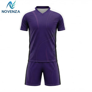 Tenue de football pour adultes, prête pour les matchs, en polyester respirant, légère, anti-transpiration, conçue pour les entraînements de haute intensité et les jours de match - Product Image 1