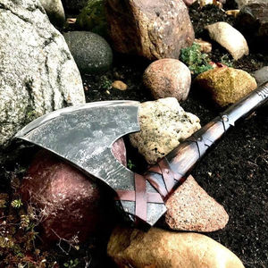 Hacha Vikinga Industrial Forjada a Mano Personalizada, de Acero con Alto Contenido de Carbono, con Espiga Plana, Hoja de 5 Pulgadas y Mango de Madera de Fresno de 17 Pulgadas - Product Image 1