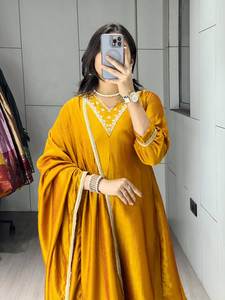 Haut Kurti en tissu Vichitra de créateur avec palazzo et dupatta en dentelle – Tenue de fête - Product Image 4