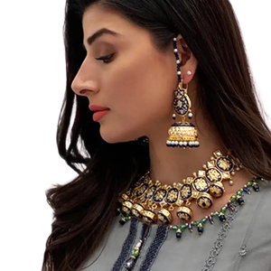 Conjunto de collar choker tradicional afgano con filigrana dorada, con detalles de piedras verde esmeralda, rubí y perlas blancas. - Product Image 2