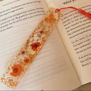 Marque-page transparent en résine époxy naturelle écologique avec paillettes dorées en relief, design personnalisé, pour usage promotionnel - Product Image 1