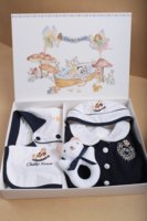 Nouveau Coffret Cadeau pour Bébé Fille, 7 Pièces en 100% Coton, Vêtements pour Tout-Petit Comprenant Robe, Combinaison, Chapeau, Bavoir, Chaussette, Jouet et Broderie Cheval