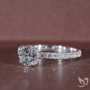 Anillo de compromiso de oro macizo de 10K con halo oculto y diamante cultivado en laboratorio de corte redondo de 1 quilate certificado por IGI - Product Image 2