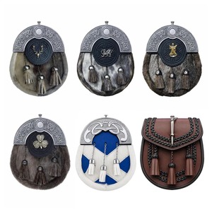 Sporran écossais traditionnel avec fourrure grise, rabat en cuir noir et emblème cerf argenté - Product Image 2