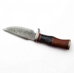 Outil de préparation en acier damas à motifs gravés à l'acide, à fort contraste, avec profil en pointe tombante et manche en bois foncé et cor. - Product Image 3