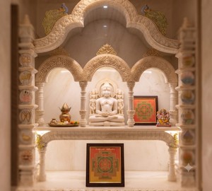 Mandir en pierre de sable artisanal pleine hauteur avec finition raffinée, design traditionnel élégant d'inspiration patrimoniale, sculptures d'extérieur - Product Image 2