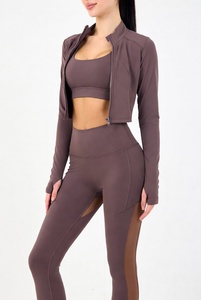 Ensemble de yoga trois pièces haut de gamme comprenant une veste confortable, une brassière de sport offrant un bon maintien et des leggings souples pour l'exercice et la remise en forme - Product Image 3
