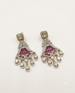 Pendientes colgantes Kundan con incrustaciones de piedras cuadradas de diseño, pendientes Kundan chapados en oro antiguo para mujer, fabricante de pendientes de boda. - Product Image 3
