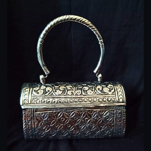 Bolso de Mano Artesanal de Metal Plateado Vintage God Grace Craft, con Logotipo Personalizado y Grabado Ornamentado, para Bodas y Eventos - Product Image 4