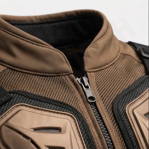 Manténgase protegido y con estilo con esta chaqueta de motociclista con armadura, hecha de textil de alta calidad e inserciones de armadura, para una protección completa. - Product Image 4