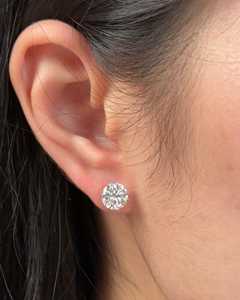 Boucles d'oreilles clous en diamant de laboratoire taille brillant 4 carats, sertissage 6 griffes, couleur D, design minimaliste, or massif 10k 14k 18k, certifié IGI - Product Image 2