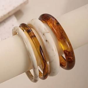 Brazalete de Resina Hecho a Mano de Primera Calidad con Tonos de Joyas Ricos, Pieza de Moda Elegante, Brazalete de Resina Moderno Hecho a Mano con Diseño Geométrico - Product Image 4