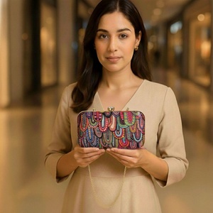 Magnifique sac à main pour femme imprimé plumes de paon, pochette de soirée Sagun avec bandoulière chaîne détachable - Product Image 3