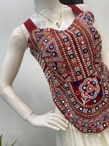 Ensemble de lehenga et de blouse prêt-à-porter, entièrement brodé avec des détails en miroir et des dentelles en satin Gota, spécial Navratri. - Product Image 5