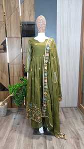 Ensemble de robe Anarkali en soie vert olive de qualité supérieure pour femmes, vêtements ethniques indiens traditionnels pour les fêtes, disponible à la vente - Product Image 5
