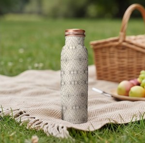 Botella de agua vintage de cobre con tapa de rosca y diseño floral reutilizable. Combinación perfecta de arte, bienestar y lujo diario. - Product Image 5