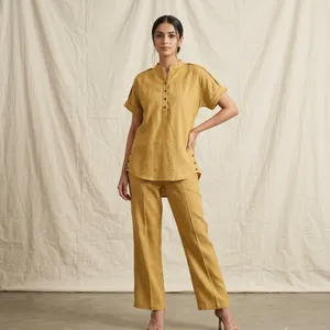 Conjunto de Dos Piezas para Mujer en Color Mostaza, Top de Manga Corta con Cuello Mandarín y Pantalones Rectos, Estilo Casual Étnico, Corte Holgado - Product Image 1