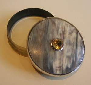 Caja de cuerno de búfalo hecha a mano para empaque de joyería - Product Image 1