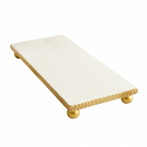 Plateau en marbre blanc avec bord texturé doré, vente flash, plateau en marbre unique, décoration de table à manger, plateau de service de luxe pour la maison - Product Image 1