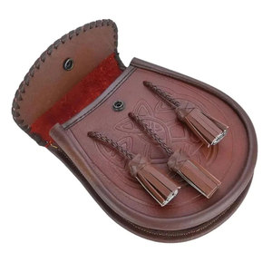 Bolso Sporran de Cuero Marrón Hecho a Mano - Nudo Celta Grabado, Borlas, Bolsa Rústica para Atuendo Highland - Product Image 4