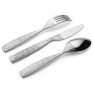 Ensemble de couverts jetables modernes en argent Lavie Creations LCa-186 avec poignées ornées, polis à la main, pour la location de mariage et la restauration - Product Image 1