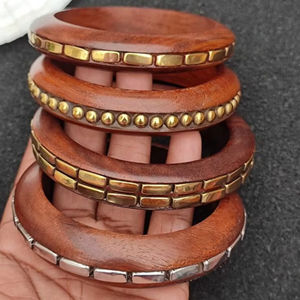 Brazaletes de Madera de Lujo con Incrustaciones Rectangulares de Metal de Latón, Colección Apilable de Estilo Bohemio, Artesanía en Resina - Product Image 1