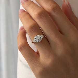 Anillo de Tres Piedras con Diamante de Laboratorio Redondo Brillante de 2 Quilates, Corte E VVS2, en Oro de 14k, Certificado IGI - Product Image 6