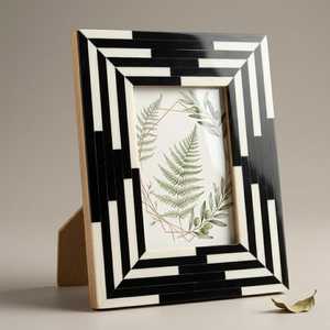 Marco Artesanal Moderno de Resina e Incrustaciones de Hueso, Exhibidor de Fotos Hecho a Mano de Primera Calidad con Elegantes Detalles de Mosaico para una Decoración Interior con Estilo - Product Image 2