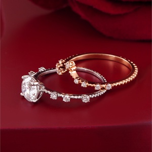 Anillo de Oro Rosa de 14K con Corona de Diamantes Cultivados en Laboratorio de 1.04 CT, Corte Redondo, con Clarochevo y Pavé, Claridad VS1 VVS2 - Product Image 2