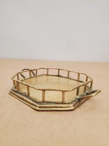 Bandeja octogonal vintage de latón dorado con riel y asas de imitación de bambú para mesa auxiliar, decoración de tocador y uso como bandeja de servicio. - Product Image 3
