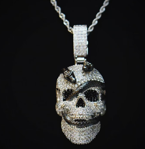Pendentif de luxe en moissanite en forme de crâne de serpent |   Pendentif Crâne VVS1 Couleur D Sertie de Pierres avec Serpent Noir - Product Image 1