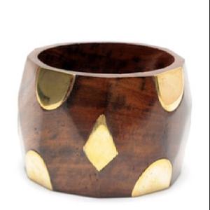 Bracelet en bois Pentagramme Rétro, design riveté large et exagéré, fait main moderne, imperméable, couleur naturelle, accessoire unisexe - Product Image 3