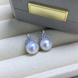 Boucles d'oreilles en perles d'eau douce naturelles de 10-11 mm, rondes, à forte luminosité, style Edison, argent S925, pendantes fines, design 'Reine de glace et de neige' - Product Image 2