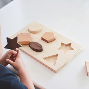 Puzzle de tri de formes en bois, matériau naturel, découpe en étoile, décoration de table, design moderne, nouveau jeu artisanal en bois - Product Image 1